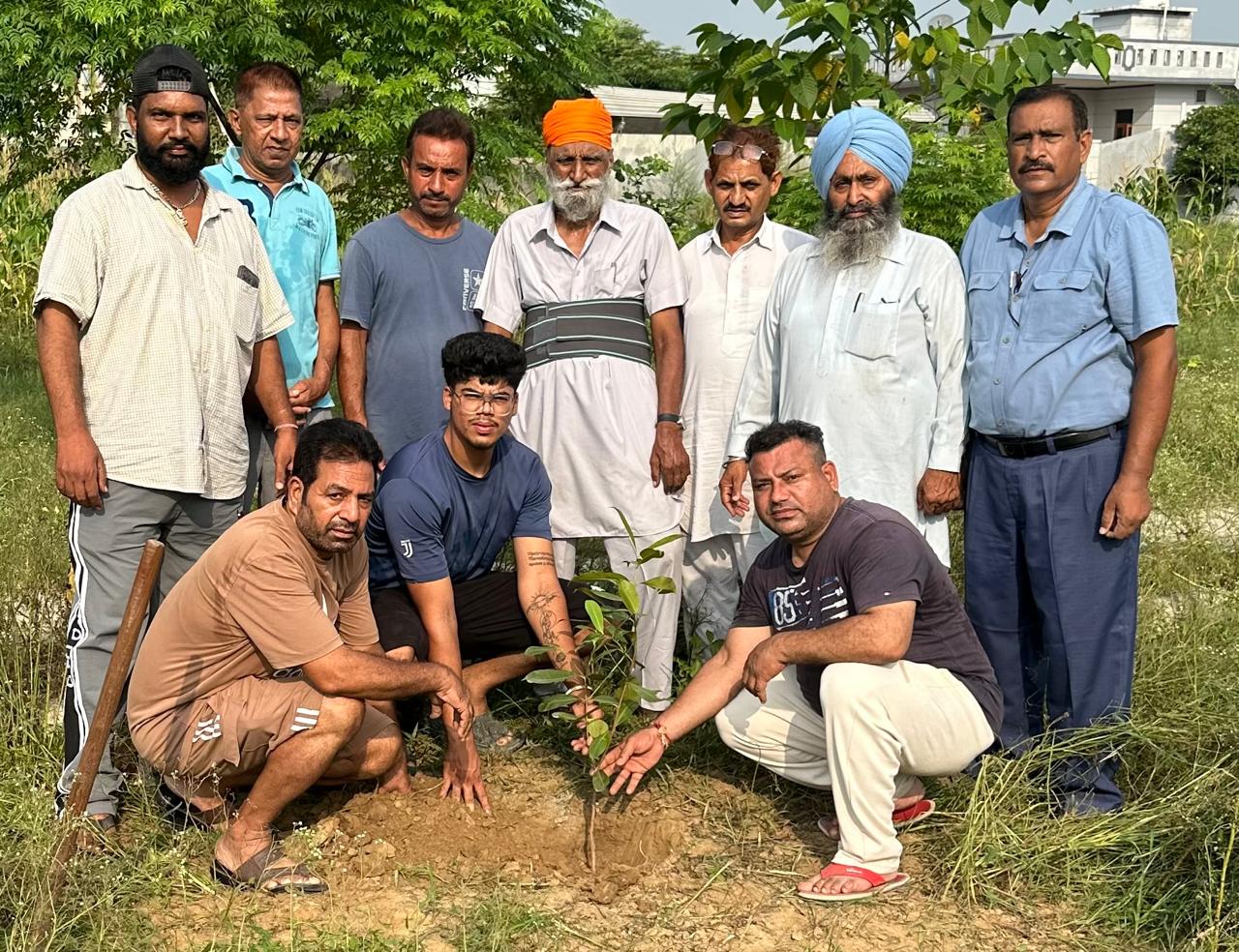ਫੁੱਲ ਚੁਗਣ ਵਾਲੇ ਦਿਨ ਮਾਂ ਦੀ ਯਾਦ ਵਿੱਚ 11 ਬੂਟੇ ਲਗਾਏ